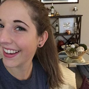 Meet your Posher, Olivia