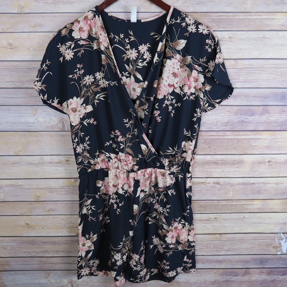 🔴SOLD🔴Surplice floral romper