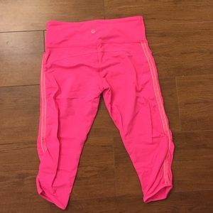 Hot pink lululemon knee length cropped pants