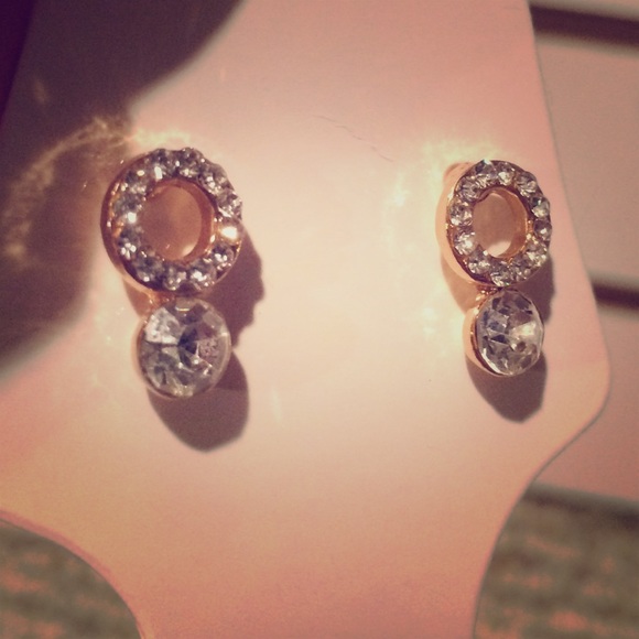 loop fashion earrings with jewels, gold color