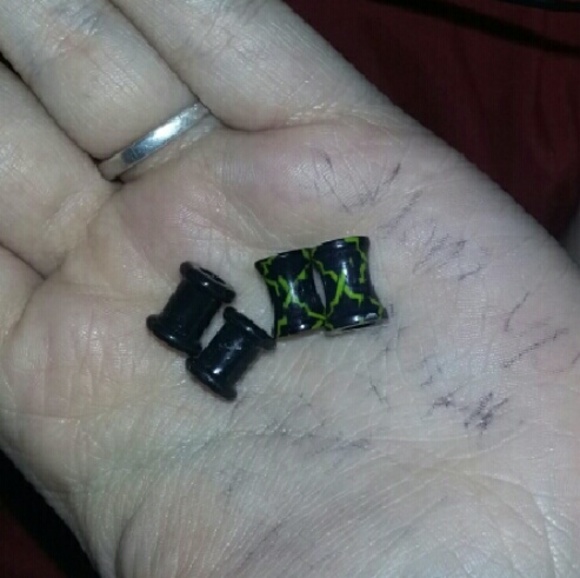 2 gauge ear plugs. - Picture 1 of 1