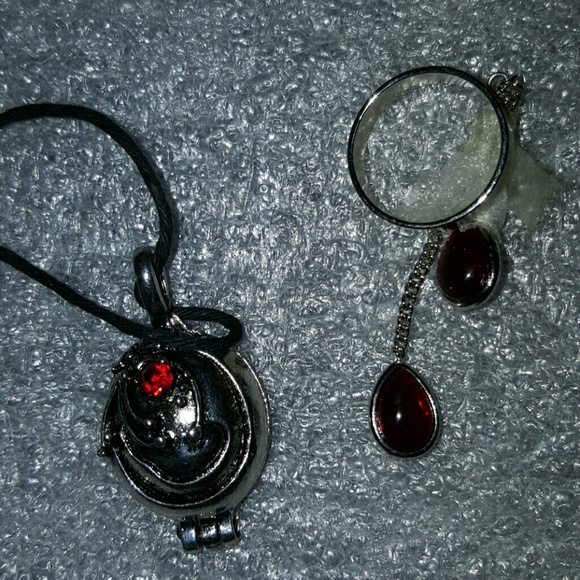🎀FLASH SALE🎀True Blood Blood Drop Ring & Elena - Picture 2 of 2
