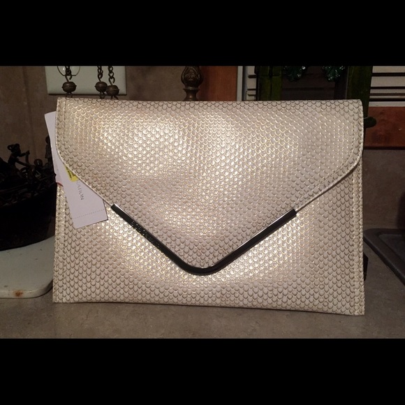 🌺SOLD IN BUNDLE🌺NWT BCBGeneration Ivory Clutch