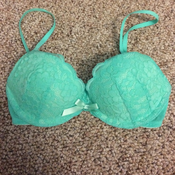 NEVER WORN! Gilly Hicks soft mint colored bra 🌴