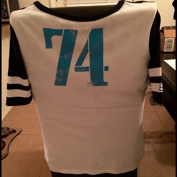 SOLD! XL Woman's FOX T-Shirt - Picture 4 of 4