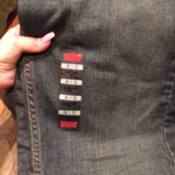 Levis - Picture 2 of 2