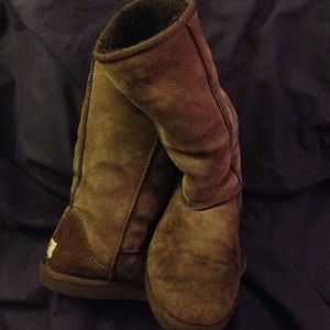 Brown very used Ugg boots