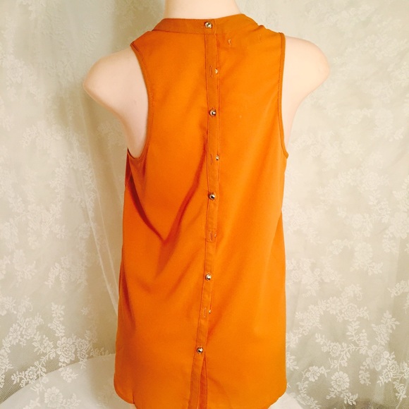 sleeveless top w/button-down back. FINAL CLEARANCE - Picture 4 of 5
