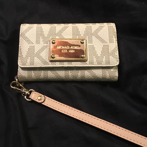 🚫SOLD🚫Michael Kors iPhone 5/5s wristlet