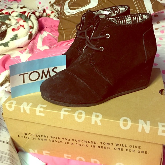 BRAND NEW BLACK TOM WEDGES!