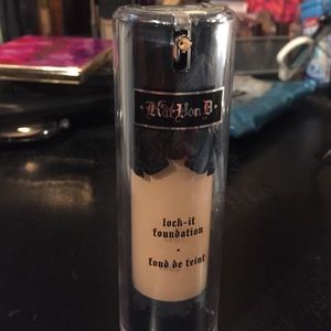 Kat Von D lock-it liquid foundation in medium 52