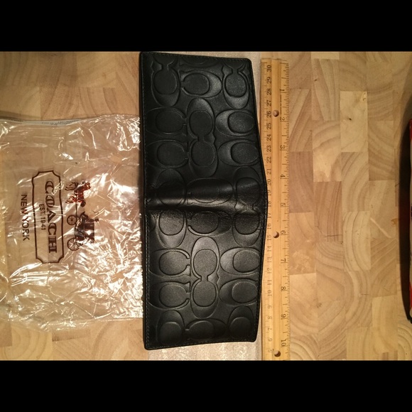 New Coach Signature Embossed Passcase ID Wallet - Picture 3 of 4