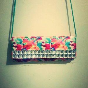 A cross shoulder clutch.