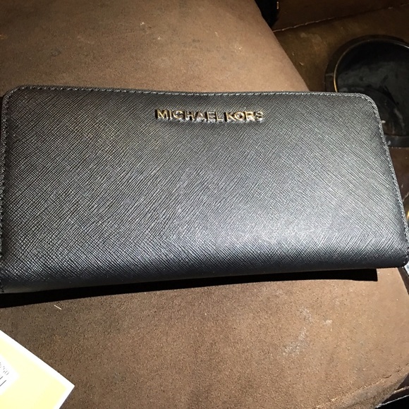 Michael kors black/silver hardware wallet