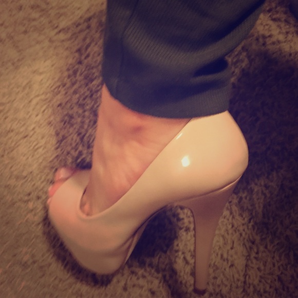 Peep toe Nude heels