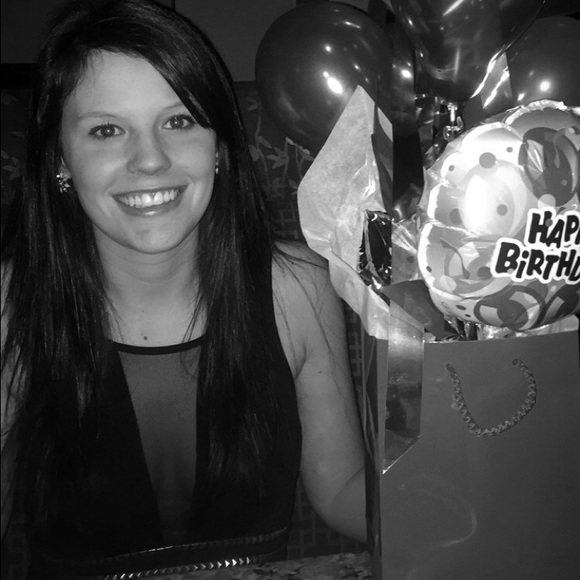 💋 Meet your posher! 💋 - Picture 2 of 4