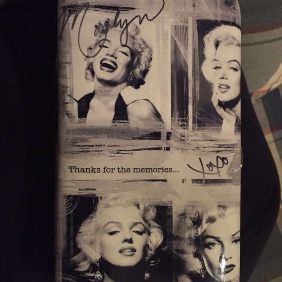 Black and white Marilyn Monroe wallet.