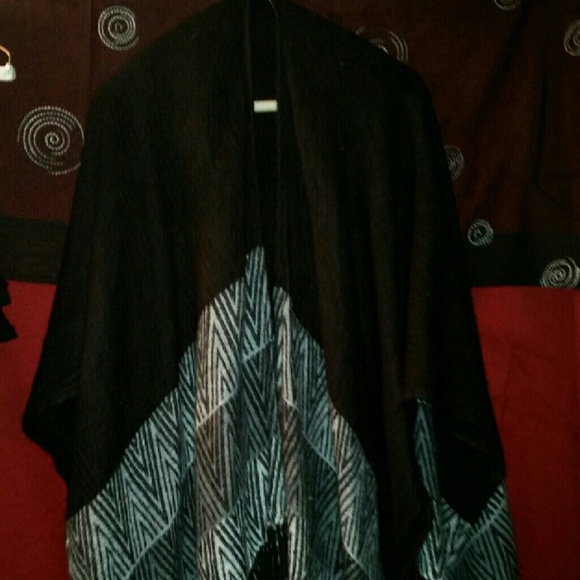 Black wrap/ shawl with grey and has fringe