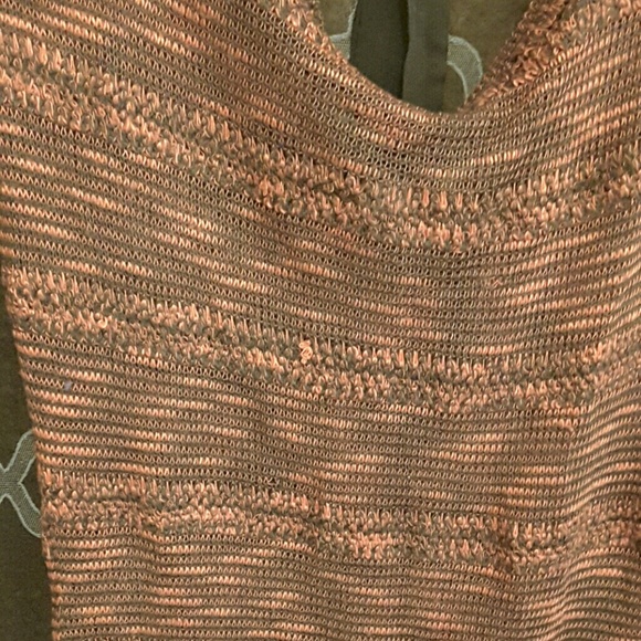 Knit grey and pink shirt - Picture 4 of 4