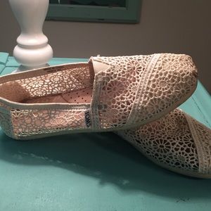 Lace toms! Size 7.