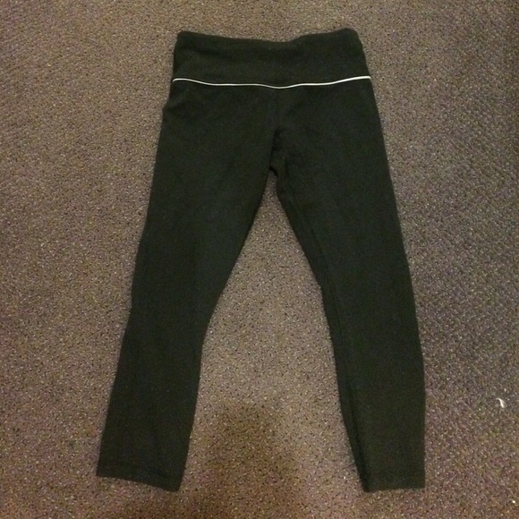 Cropped black Lululemons