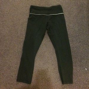 Cropped black Lululemons