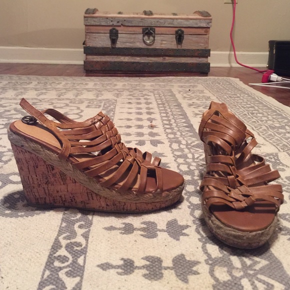 Light brown wedge