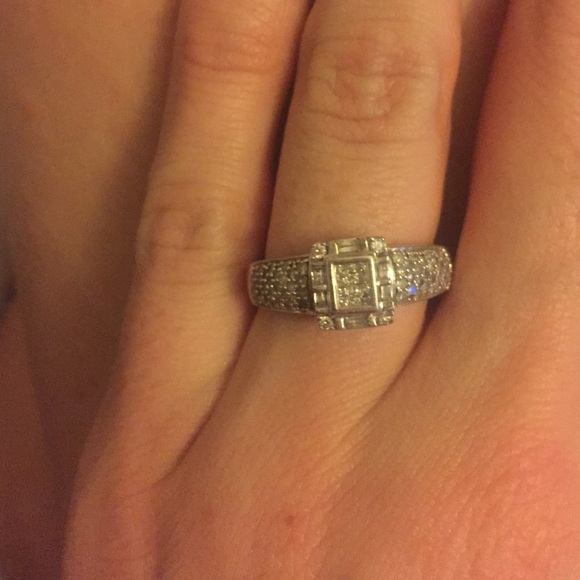 Engagement ring - Picture 2 of 3