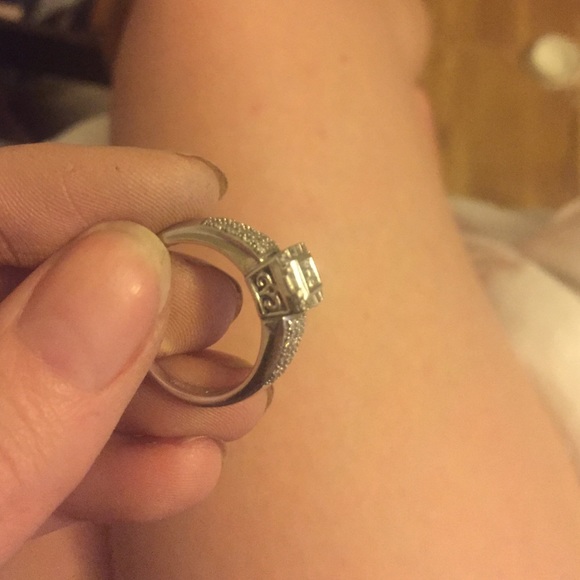 Engagement ring - Picture 3 of 3