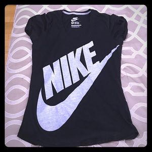 Like new. Nike loose fit tee.