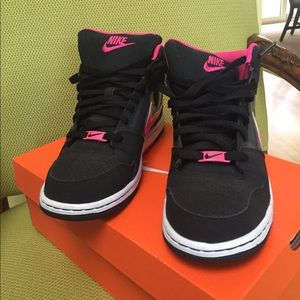 Nike Sneaker- pink & black