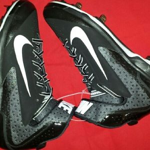 BASEBALL CLEATS