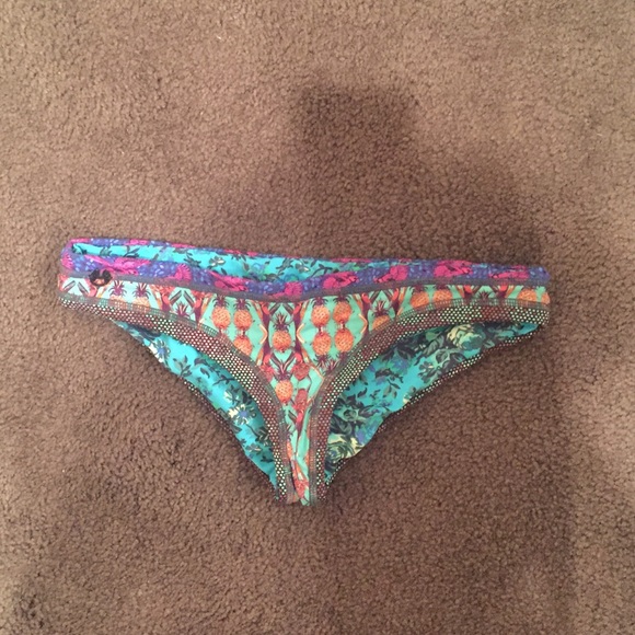 Mashing pineapple bathing suit bottoms NWOT