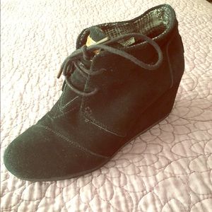 TOMS Suede black Dessert Wedges