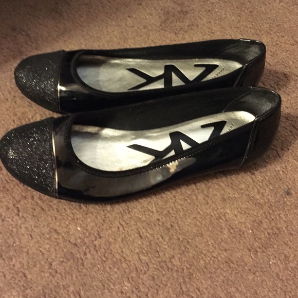 MAKE ANY OFFER‼️‼️ Anne Klein Black Flats - Picture 2 of 4
