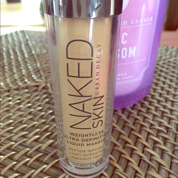 Urban Decay Foundation/natural skin like finish