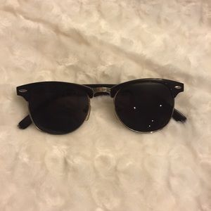 Like new black sunglasses