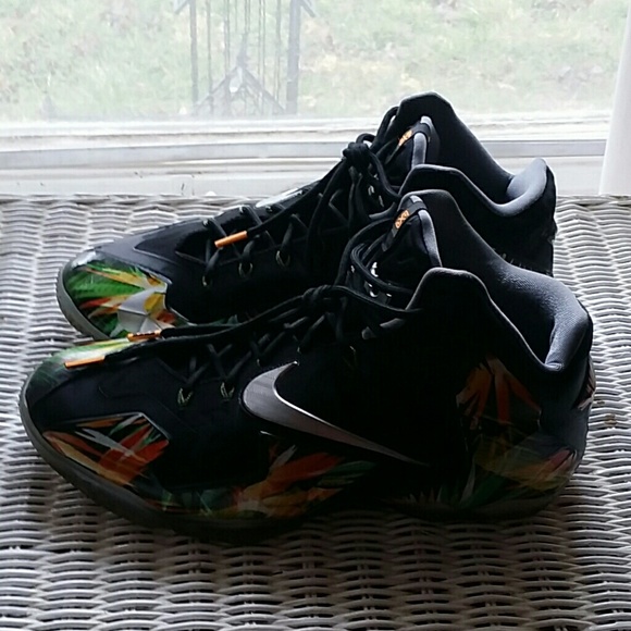 Lebron 11 size 10 mens - Picture 2 of 4