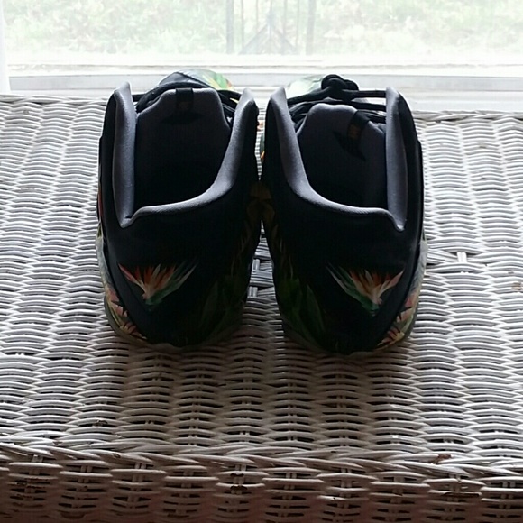 Lebron 11 size 10 mens - Picture 3 of 4