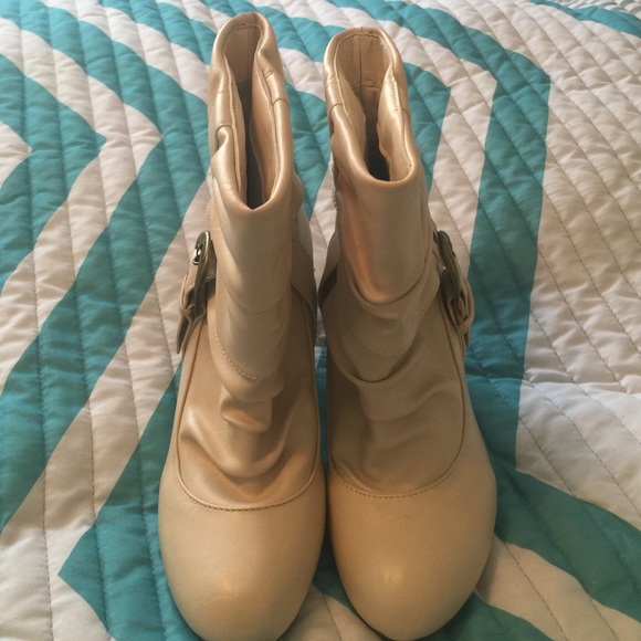 Cream ankle boots - Picture 2 of 3