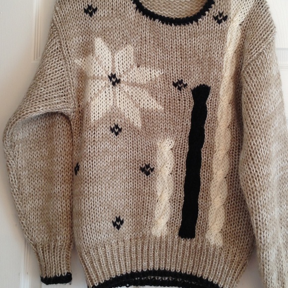 Sweaters - ✅SALE!!! ❤Tan cream and black sweater