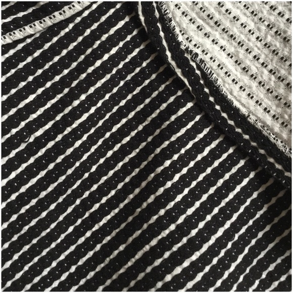 Textured Mini Skirt HP 10/21/16 - Picture 2 of 3