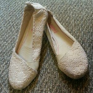 Cream lace flats.