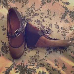 Naya leather brown wedges