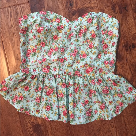 🌷Gianni Bini Peplum Top🌷 - Picture 2 of 3