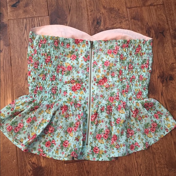 🌷Gianni Bini Peplum Top🌷 - Picture 3 of 3