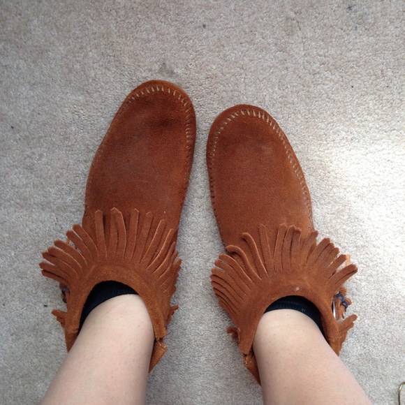 🌊SALE Minnetonka Booties with Feather detail:) - Picture 2 of 4