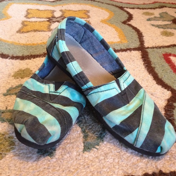 Blue and black striped toms