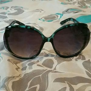Oversize sunglasses with turquoise and black frame
