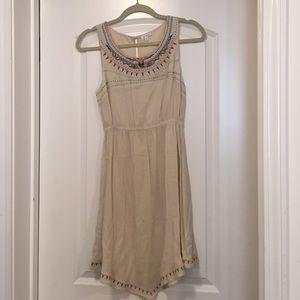 En Creme casual dress. Never been worn!!